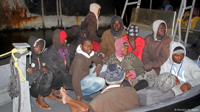 Libyen Tripolis festgenommene Bootsflüchtlinge