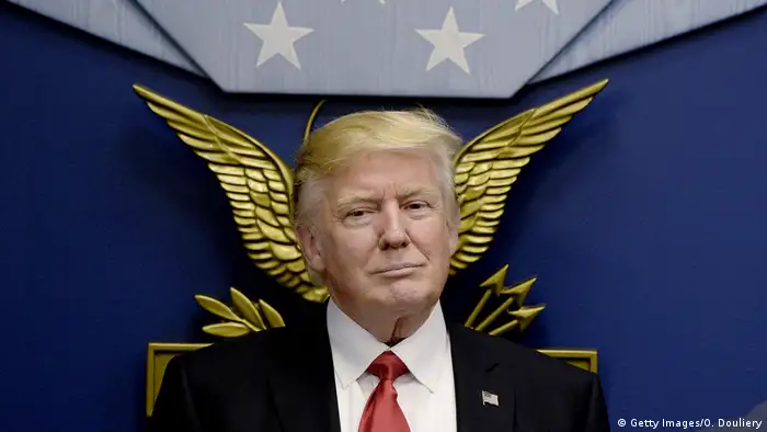 USA Donald Trump bei der Vereidigung von James Mattis (Getty Images/O. Douliery)