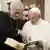Papst Franziskus (r.) mit dem EKD-Vorsitzenden Bedford-Strohm