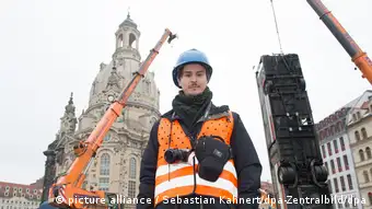 Deutschland | Aufbau der Skulptur Monument vor der Frauenkirche in Dresden