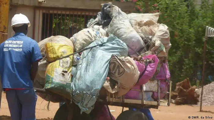 Collectin waste in Mozambique. Photo credit DW/R. da Silva