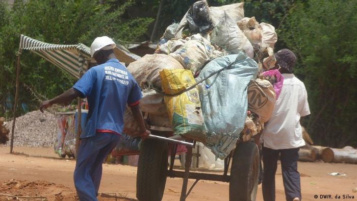 Uma das empresas em plena recolha de lixo na periferia de Maputo