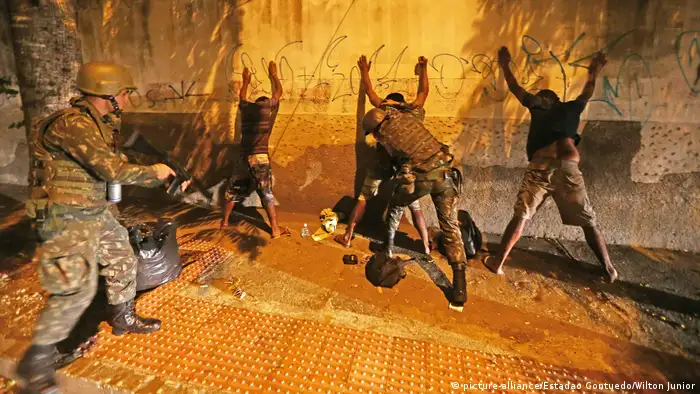 Brasilien Soldaten untersuchen verdächtige Personen in Vitoria (picture-alliance/Estadao Contuedo/Wilton Junior)