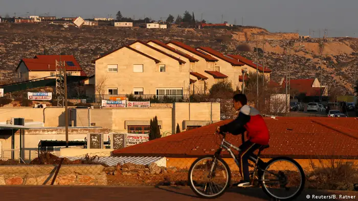 Ein Jugendlicher fährt mit seinem Rad an Reihenhäusern vorbei. (Reuters/B. Ratner)