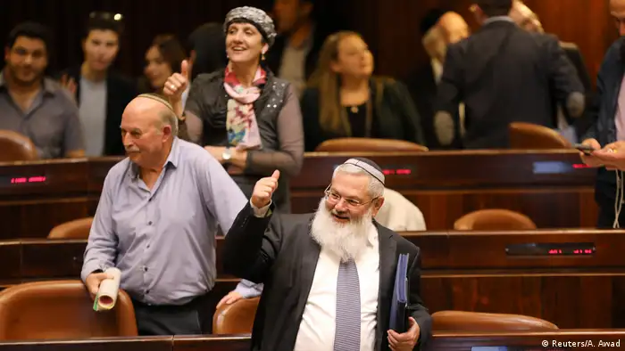 El recurso fue presentado por las ONG Suhad Bishara y Myssana Morany, junto al Centro Al Mezan para los Derechos Humanos en Jerusalén y el letrado Saliman Shahin del Centro Jerusalén de Asesoría Legal y Derechos Humanos, al considerar que abre la puerta a vastas expropiaciones de tierras privadas palestinas. 08.02.2017