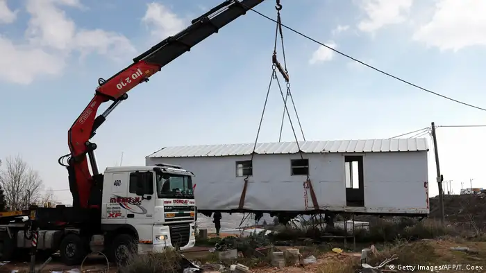 Ein Mobilehome wird von einem Kran abgerissen. (Foto: Getty Images/AFP/T. Coex)