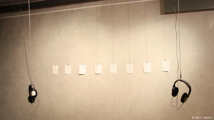 Работа художницы Элис Перагин Crossing the Lines рассказывает о границах и блокадах, которые продолжают существовать между странами и народами. Она беседовала на эти темы с разными людьми, а из сохранившихся заметок сделала открытки на немецком, английском и русском языках.