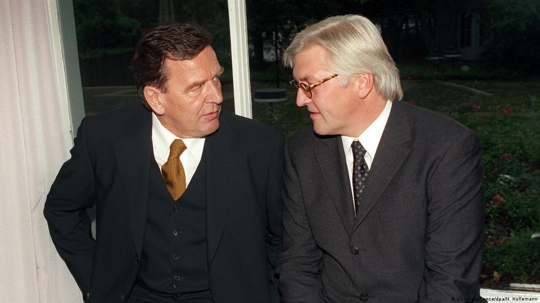 Gerhard Schröder  e Frank-Walter Steinmeier conversam. Foto é antiga