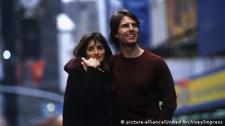 Filmstill - Vanilla Sky mit Penelope Cruz und Tom Cruise - zwei Protagonisten, ein junges Paar, gehen lachend und eng umschlungen eine Straße entlang (picture-alliance/United Archives/Impress)