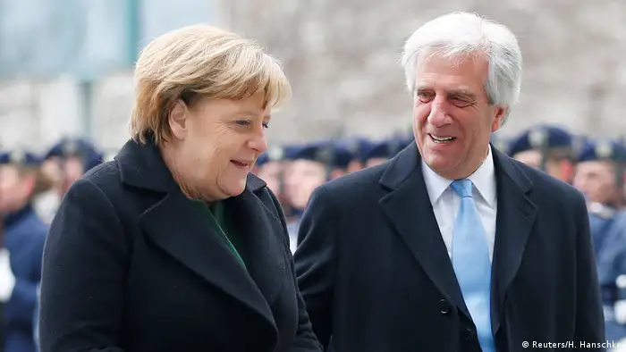 Deutschland Angela Merkel empfängt Tabaré Vázquez in Berlin (Reuters/H. Hanschke)