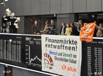 ATTAC protestó en la Bolsa de Fráncfort: Desarmemos los mercados, reza la pancarta.
