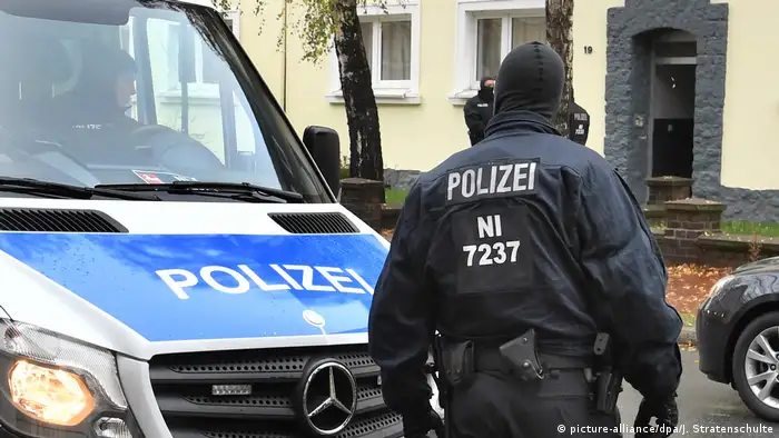 Deutschland Polizei Razzia (picture-alliance/dpa/J. Stratenschulte)