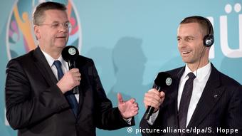 DFB-Präsident Reinhard Grindel (l.) und UEFA-Präsident Aleksander Ceferin (r.) stehen nebeneinander (Foto: picture-alliance/dpa/S. Hoppe)