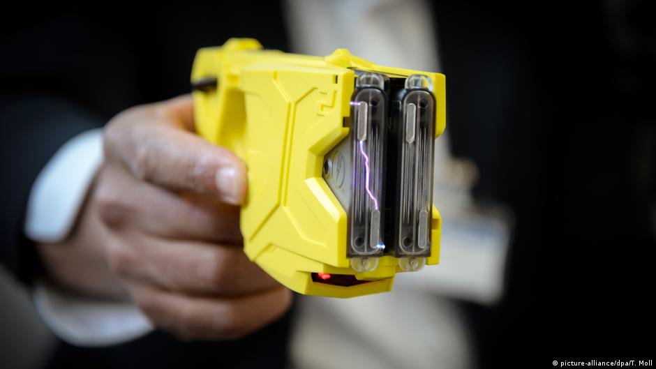 Jedan policajac je upotrebio elektrošoker, a drugi pištolj