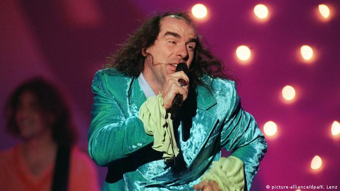 man sings on stage in a turquoise velvet suit (picture-alliance/dpa/K. Lenz)