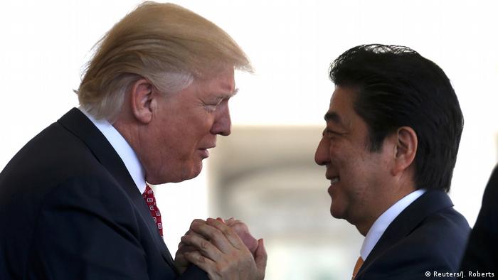 USA Besuch Shinzo Abe bei Trump in Washington (Reuters/J. Roberts)