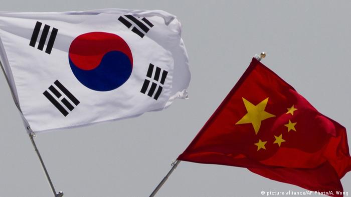 Symbolbild Südkorea China Flaggen