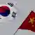 Symbolbild Südkorea China Flaggen