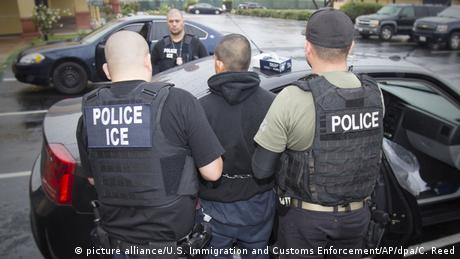 US immigration police arrest someone during raids against immigrants
(picture alliance/U.S. Immigration and Customs Enforcement/AP/dpa/C. Reed)