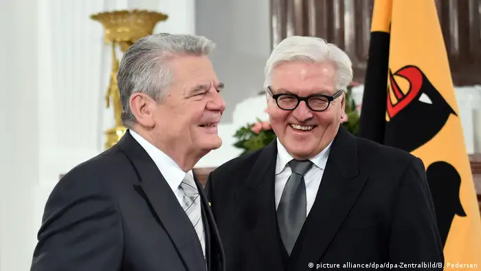 Joachim Gauck und Frank-Walter Steinmeier (picture alliance/dpa/dpa-Zentralbild/B. Pedersen)
