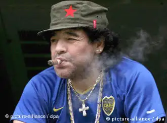 Maradona mit Zigarre und Käppie (Foto: dpa)
