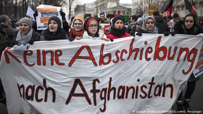 Deutschland Demo gegen die Abschiebung von Flüchtlinge nach Afghanistan in Berlin
