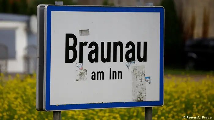 Österreich Ortsschild Braunau am Inn, Geburtsort von Adolf Hitler