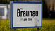 Österreich Ortsschild Braunau am Inn, Geburtsort von Adolf Hitler Österreich Ortsschild Braunau am Inn, Geburtsort von Adolf Hitler