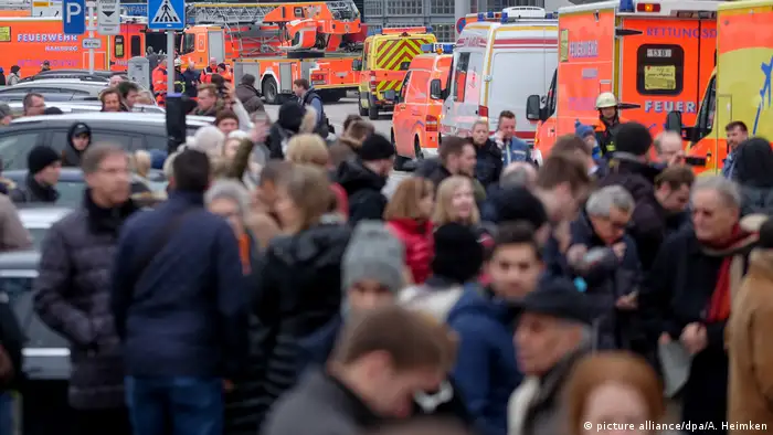 Großeinsatz am Hamburger Flughafen (picture alliance/dpa/A. Heimken)
