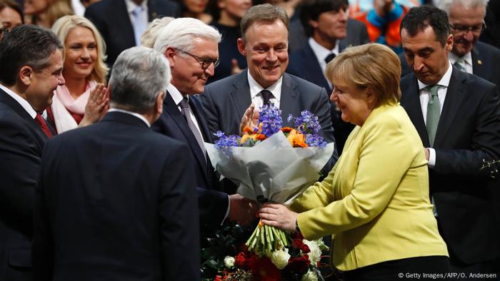 Bundespräsidendentenwahl Merkel gratuliert Frank-Walter Steinmeier (Getty Images/AFP/O. Andersen)