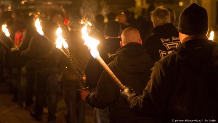 Rechtsextremismus Deutschland Symbolbild (picture-alliance/dpa/J. Schlueter)