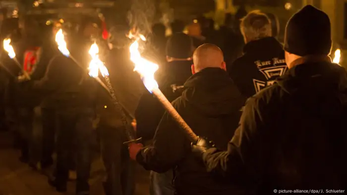 Rechtsextremismus Deutschland Symbolbild (picture-alliance/dpa/J. Schlueter)