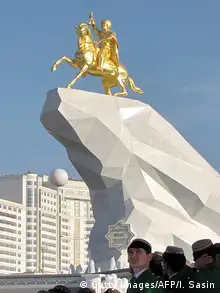Turkmenistan Denkmal für Präsident Gurbanguli Berdimuchamedow