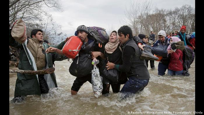 Беженцы пытаются перейти реку