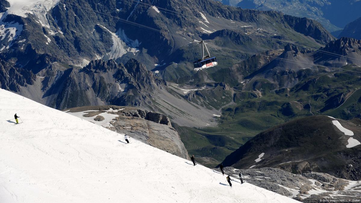 Avalanche Kills At Least 4 In France – DW – 02/13/2017