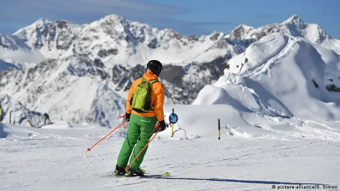 Österreich Tirol - Skifahrer im Oetztal (picture-alliance/S. Simon)