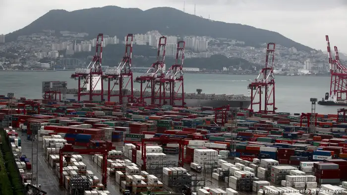 Containerhafen von Busan (picture-alliance/dpa/J. Heon-Kyun)