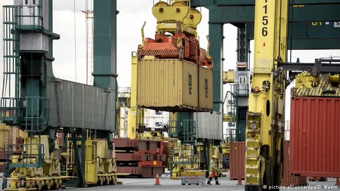 Containerhafen von Antwerpen (picture-alliance/dpa/D. Waem)