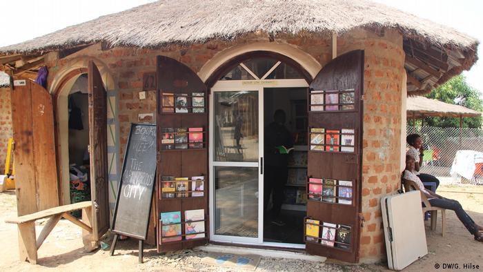 Nigeria Abuja - Buchhandlung von Cassava Republic auf dem touristischen Arts and Crafts Market