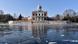 Schlittschuhläufer sind in Potsdam auf dem zugefrorenen Heiligen See vor der Kulisse des Marmorpalais unterwegs, Deutschland Schlittschuhläufer sind in Potsdam auf dem zugefrorenen Heiligen See vor der Kulisse des Marmorpalais unterwegs, Deutschland