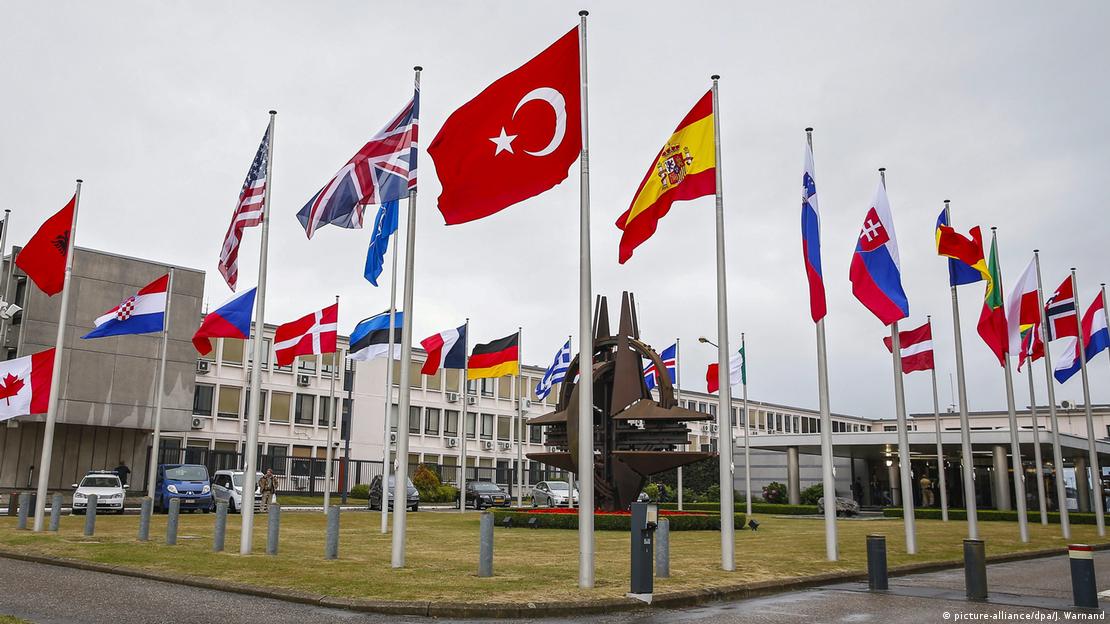 NATO'nun Brüksel'deki merkez karargahı önünde dalgalanan üye ülke bayrakları