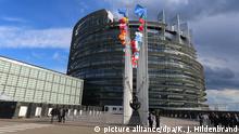 ARCHIV - Europafahnen und Nationalfahnen der EU-Mitgliedsstaaten sind am 12.04.2016 vor dem Europäischen Parlament in Straßburg (Frankreich) aufgezogen. (Zu dpa «EU-Parlament will mit Reform zu einem bürgernahen Europa» vom 14.02.2017) Foto: Karl-Josef Hildenbrand/dpa +++(c) dpa - Bildfunk+++ | Verwendung weltweit