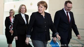 Deutschland Angela Merkel erhält Gutachten zu Forschung und Innovation in Berlin