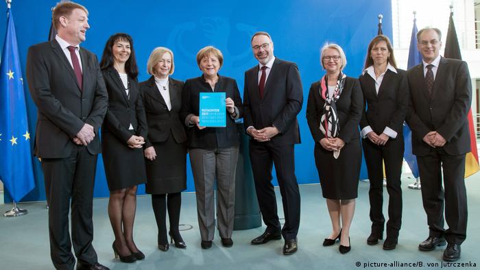 Deutschland Angela Merkel erhält Gutachten zu Forschung und Innovation in Berlin