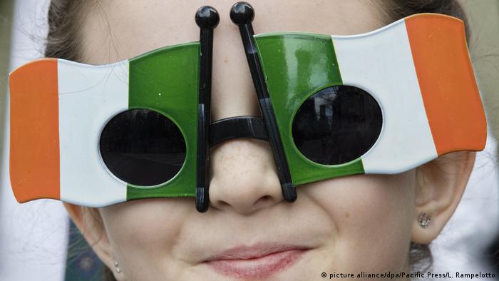 Un chico luce anteojos con la bandera irlandesa en el St. Patrick's Day.