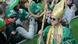 Un hombre disfrazado pasa frente a gente que observa el desfile de San Patricio, en Dublin.