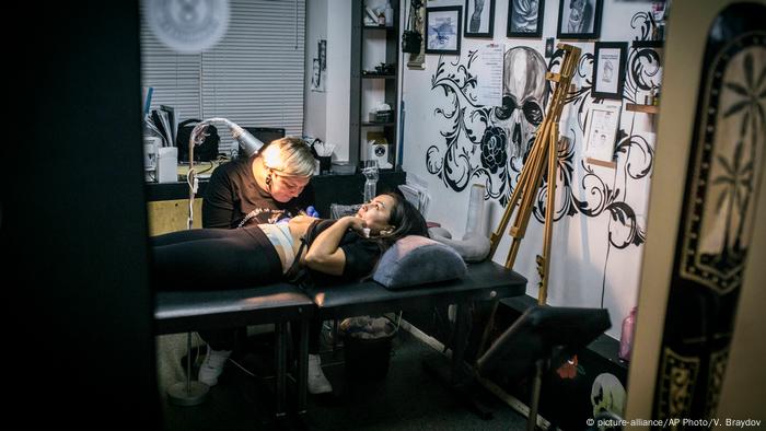 Russland Tattoo Artist Yevgeniya Zakhar in Moskau (picture-alliance/AP Photo/V. Braydov)