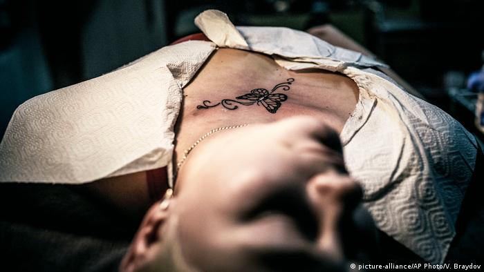Russland Tattoo Artist Yevgeniya Zakhar in Moskau (picture-alliance/AP Photo/V. Braydov)