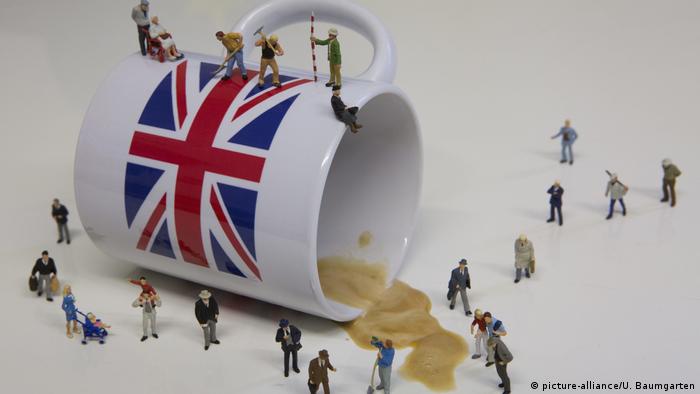 Чаша за кафе с британското знаме, колаж с хора