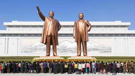 Nordkorea Mansudae Grand Monument der ehemaligen Präsidenten Kim Il Sung and Kim Jong Il (picture alliance/dpa/robertharding)